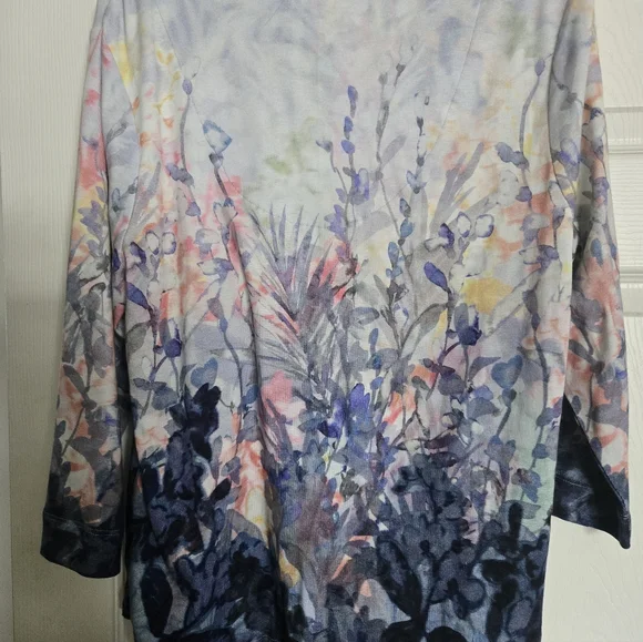 NWT Chico's Floral Watercolor V-neck  3/4 Sleeve Top - Picture 2 of 3